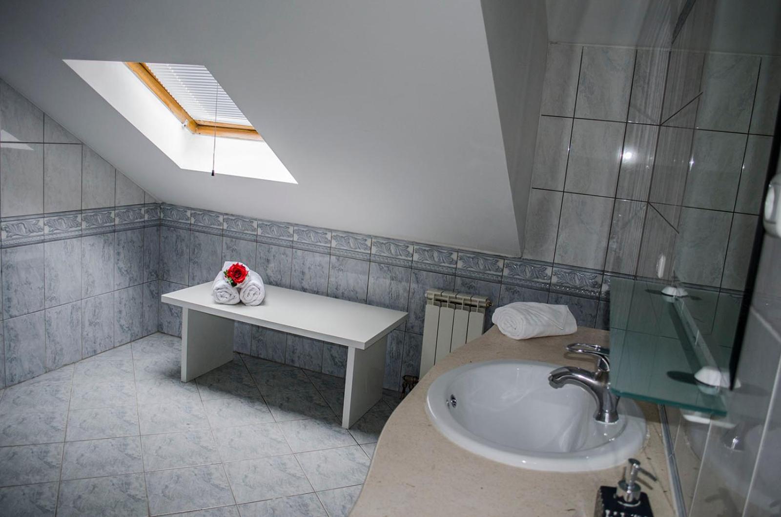 Demi Old Town - Garage Parking Hotel Sarajevo Bilik gambar