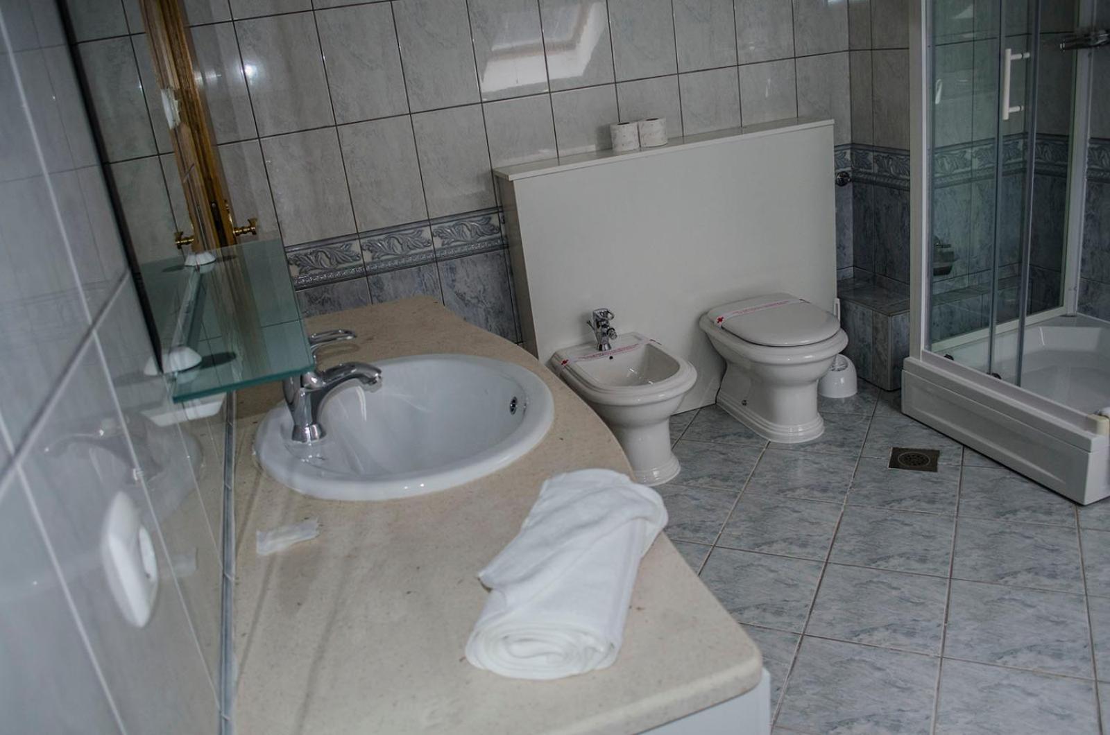 Demi Old Town - Garage Parking Hotel Sarajevo Bilik gambar